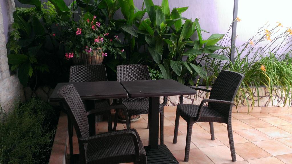 Aparthotel Viola Pjescana Uvala Buitenkant foto