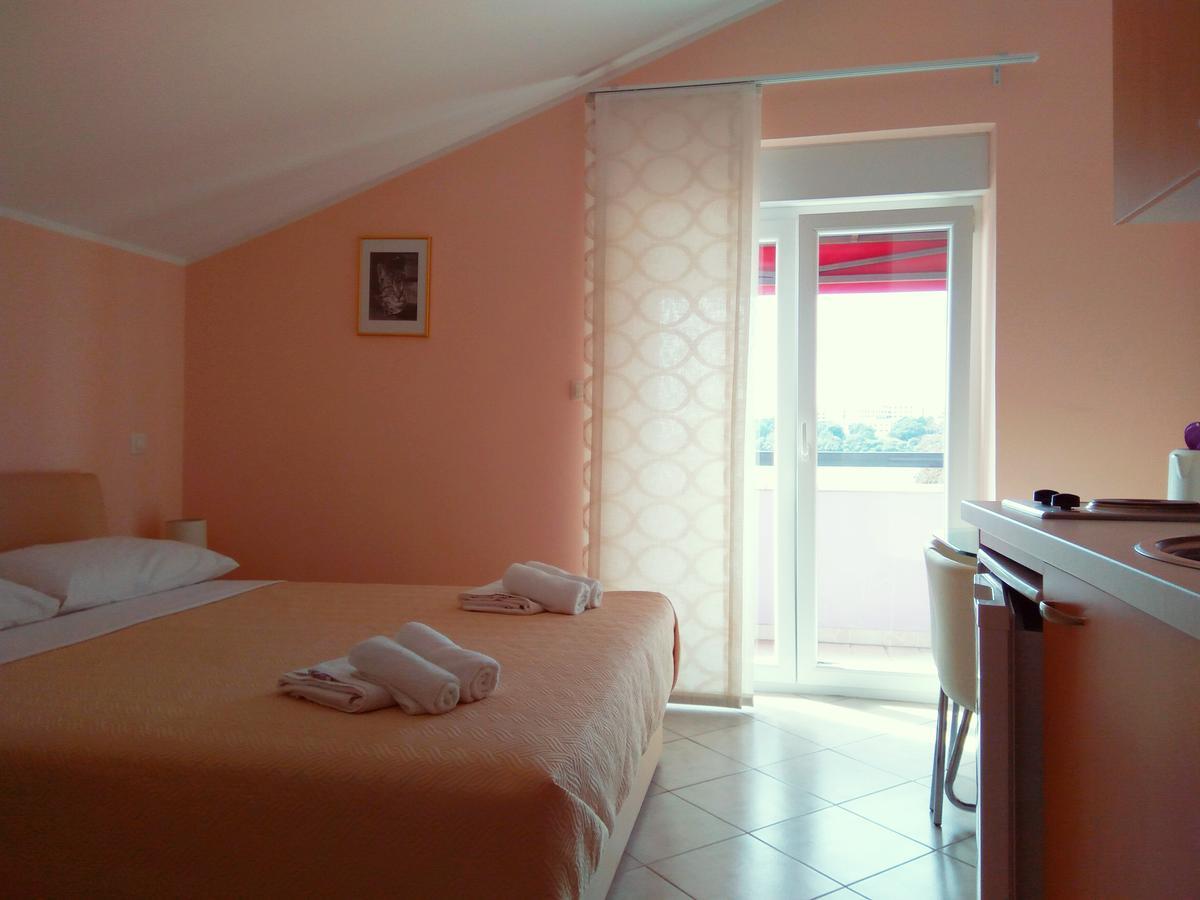 Aparthotel Viola Pjescana Uvala Buitenkant foto