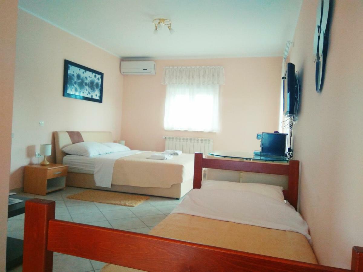 Aparthotel Viola Pjescana Uvala Buitenkant foto